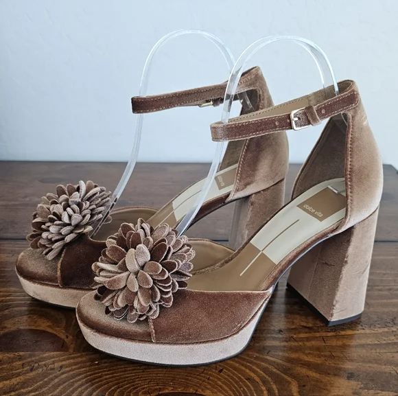 Dolce Vita Women's Tan Velvet Heels/Sandals W/floral Petal Detail Size 8 NWOB - Picture 3 of 11